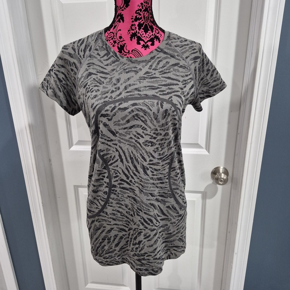 Lululemon Swiftly Tech 2.0 Top Womens 10 Gray Black Primal Clash Zebra Running